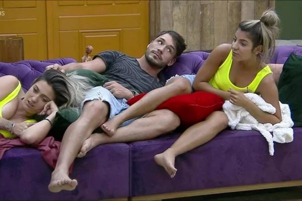 A Fazenda 11: Lucas comemora saída de Netto e briga com Hariany