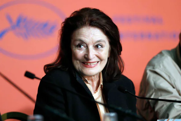 Foto colorida de anouk aimee - Metrópoles