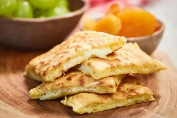 Imagem colorida de pão de queijo de frigideira