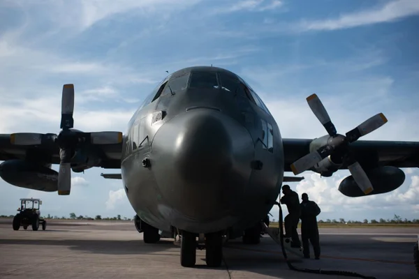 Primeira Aeronave da Força Aérea Brasileira chega em apoio ao restabelecimento de energia no Macapá, trazendo equipamentos para o gerador de energia