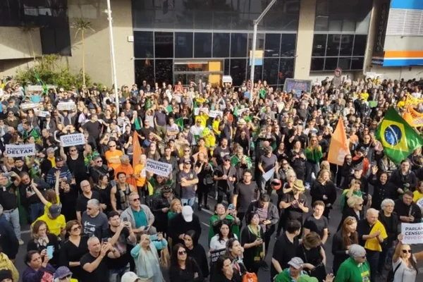 Imagem colorida - pessoas se reúnem em protesto - Metrópoles