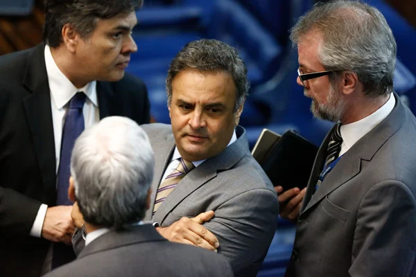 Aécio entrega passaporte e tem 15 dias para responder pedido de prisão