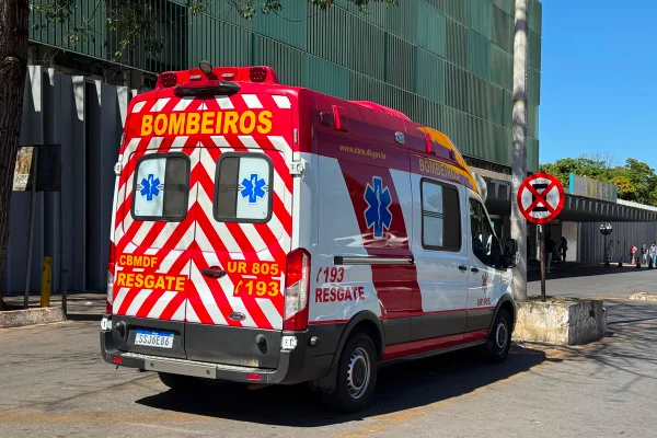 Mulher atacada por cachorro na Esplanada foi levada em estado grave para o Hospital de Base