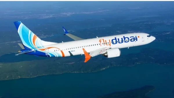 imagem colorida avião flydubai