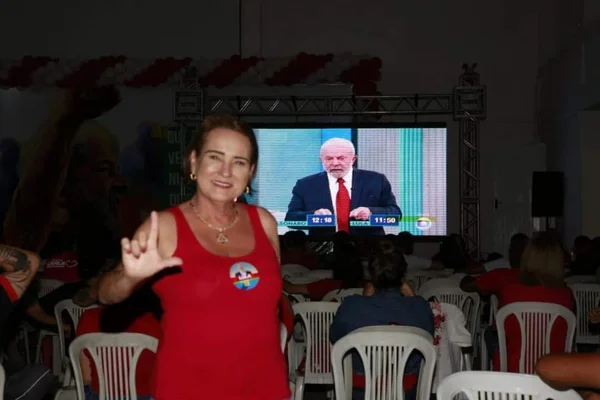 Deputada do PT no RJ vota a favor de homenagem a Michelle Bolsonaro