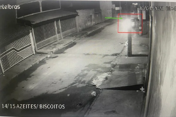 Imagem mostra veículo estacionado em rua deserta de Ceilândia