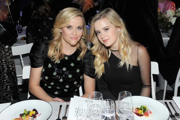 Filha de Reese Witherspoon arrasa em baile de debutantes na França