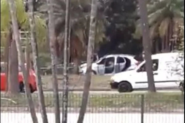 Homem que mantinha motorista de app refém morre ao trocar tiros com PM