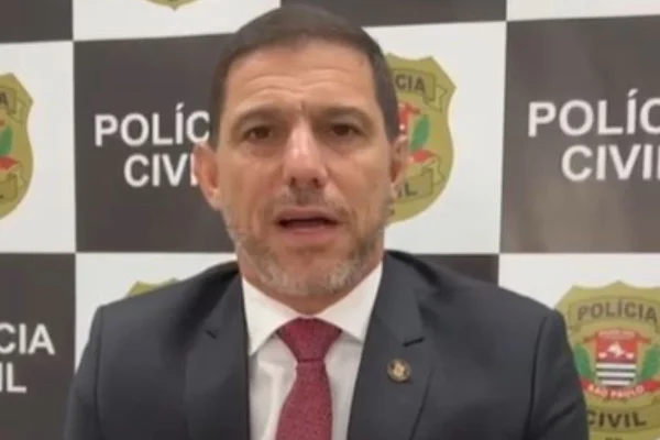 Imagem colorida de Artur Dian. Ele é um homem branco, de barba e veste um termo