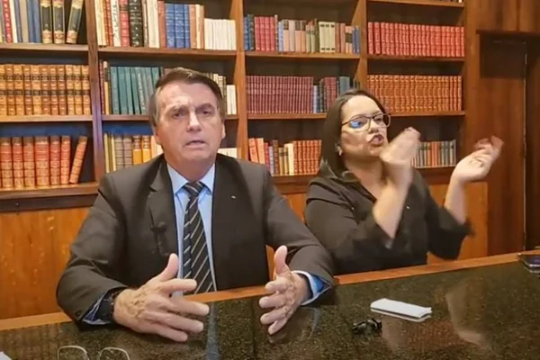 Bolsonaro durante live semanal