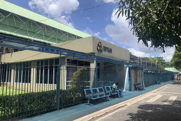 Imagem colorida da portaria do Detran