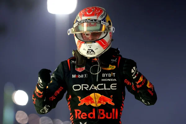 Verstappen vence GP do Bahrein e Alonso sobe no pódio