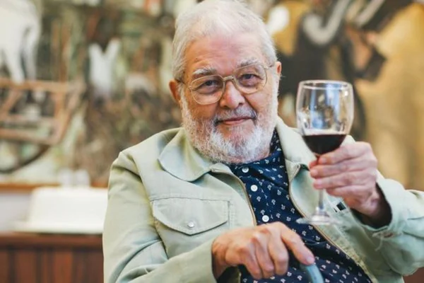 Na foto, artista plástico José Claudio com uma taça de vinho