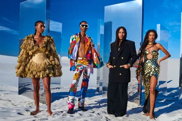 Coleção de O Rei Leão. Estilista Olivier Rousteing, da Balmain, posa com modelo, em fundo azul - Metrópoles