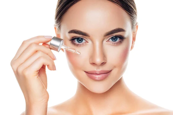 Mulher passa produto de beleza no rosto