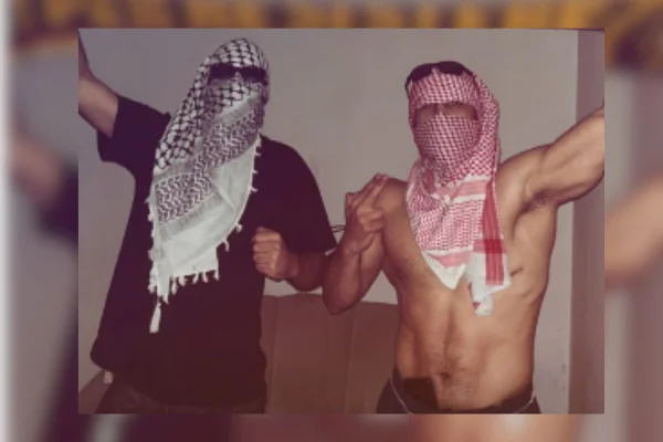 Dois homens sem camisa e mascarados - Metrópoles