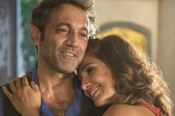 Camila Pitanga pedia ajuda, mas todos achavam que era cena da novela