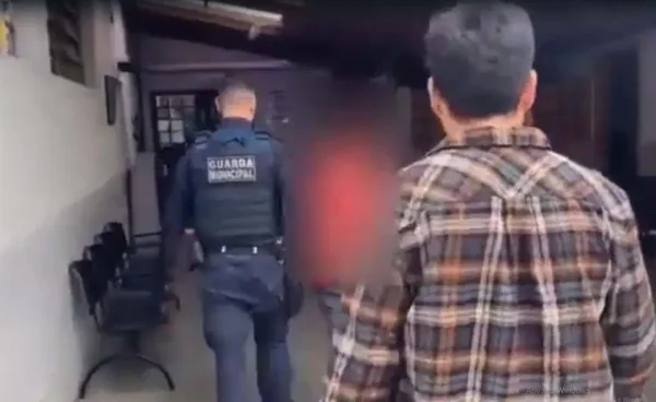 Policiais entram na casa do suspeito