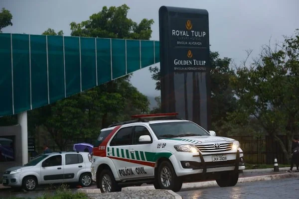 Bandidos explodem caixas eletrônicos em hotel ao lado do Alvorada