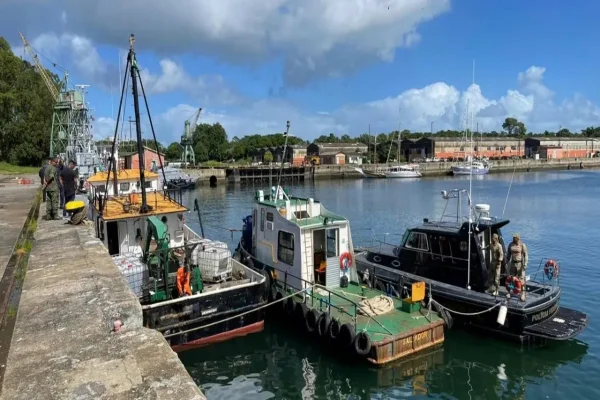 Imagem dos barcos que carregavam uma tonelada de cocaína - Metrópoles