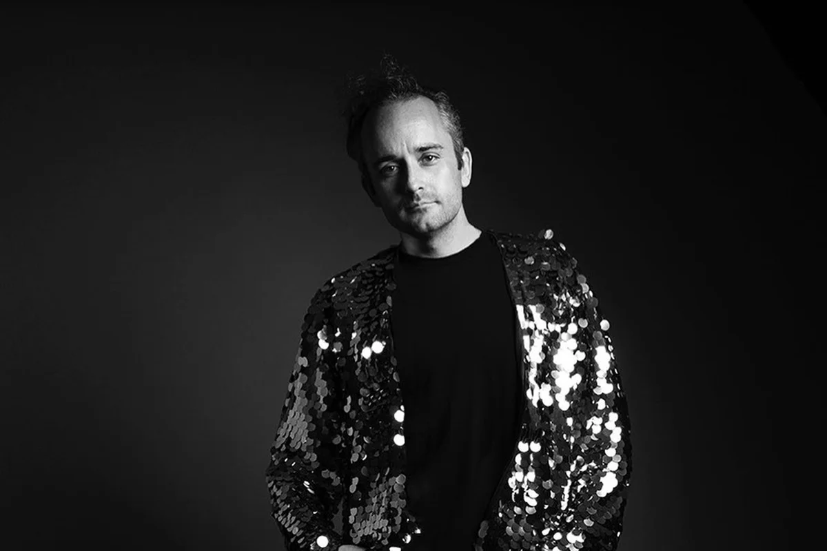 O produtor James Barker O produtor James Barker