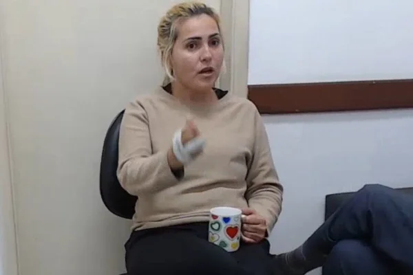 Mulher loira de cabelos longos presos - Metrópoles