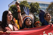 Indígenas de várias etnias participam da IV Marcha das Mulheres Indígenas. A manifestação segue pelo Eixo Monumental sentido Esplanada dos Ministérios.