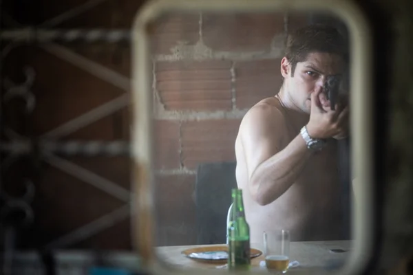 Foto colorida de Gabriel Leone como Dom, na série da Prime Video Dom - Metrópoles
