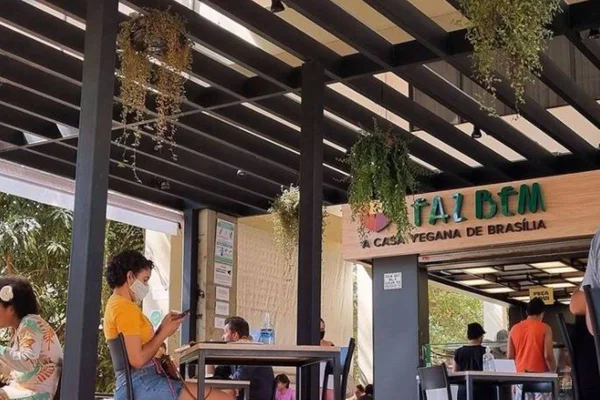 espaço de restaurante com mesas e pessoas circulando