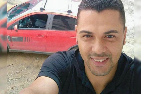 Imagem colorida do trabalhador morto em explosão do ar condicionado em frente a um carro vermelho - Metrópoles