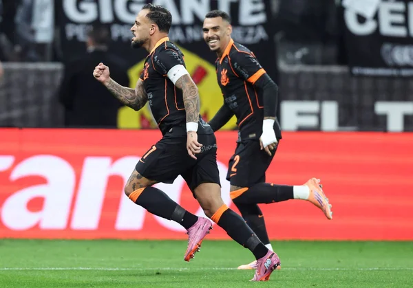 Maycon comemorando gol com a camisa do Corinthians