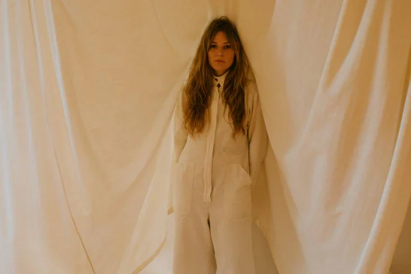 foto colorida de mulher em frente a cortinas - metrópoles