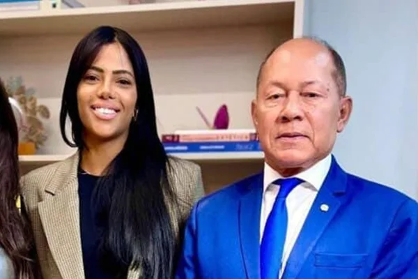 Deputado federal Coronel Chrisóstomo (PL-RO) ao lado da companheira, Elizabeth