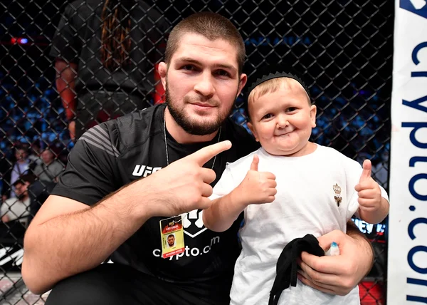 Foto colorida de Khabib e Hasbulla - Metrópoles