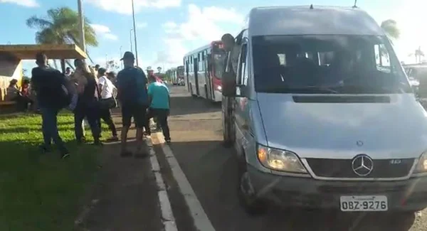 Van pirata envolvida em quebradeira na W3 Norte é apreendida, diz PM