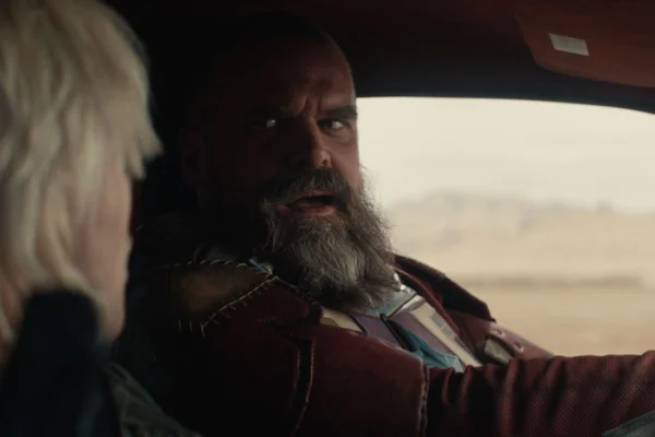 Thunderbolts. Na imagem, estão David Harbour e Florence Pugh, de costas - Metrópoles