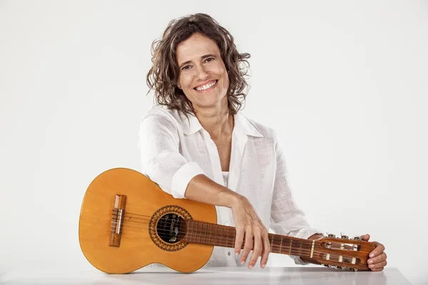 Zélia Duncan celebra o samba no novo disco, “Antes do Mundo Acabar”