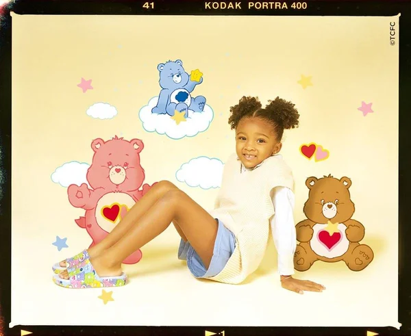 Na imagem com cor, menina negra posa para campanha da Melissa