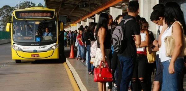 Empresas de ônibus recebem combustível, mas rodam com frota reduzida