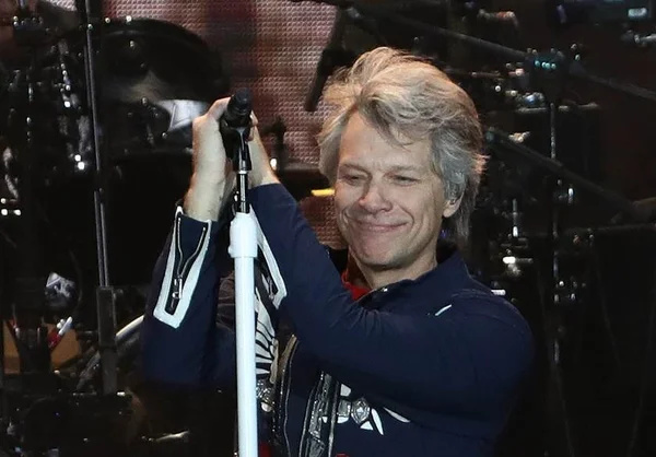 Coronavírus: Bon Jovi cancela turnê para fãs receberem reembolso