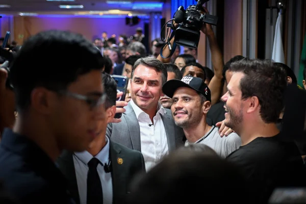 O governador eleito de Minas Gerais, Cleitinho, esteve presente no anúncio oficial do Republicanos em apoio a Flávio Bolsonaro no 2º turno metropoles