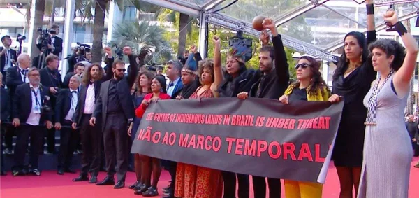 Na imagem com cor, um grupo de pessoas em um tapete vermelho - Metrópoles