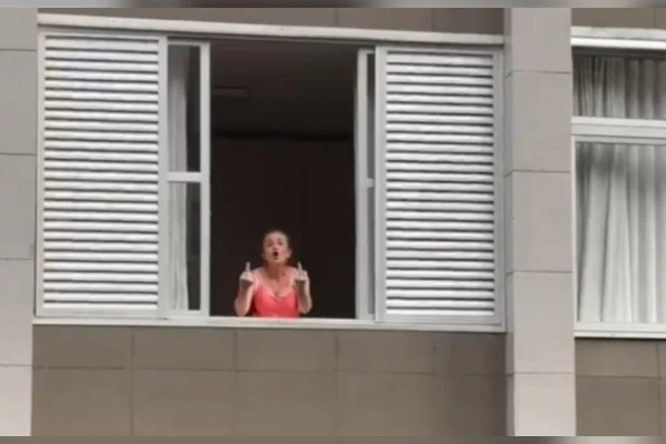 Mulher faz gestos obscenos para eleitores de Lula