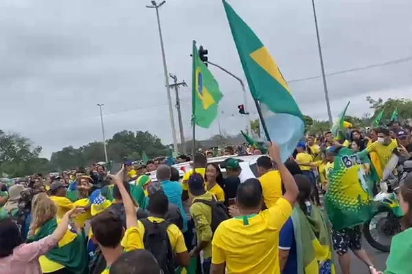 Bolsonaristas cercam carro de homem que fez o L com as mãos durante ato no Eixo Monumental - Metrópoles