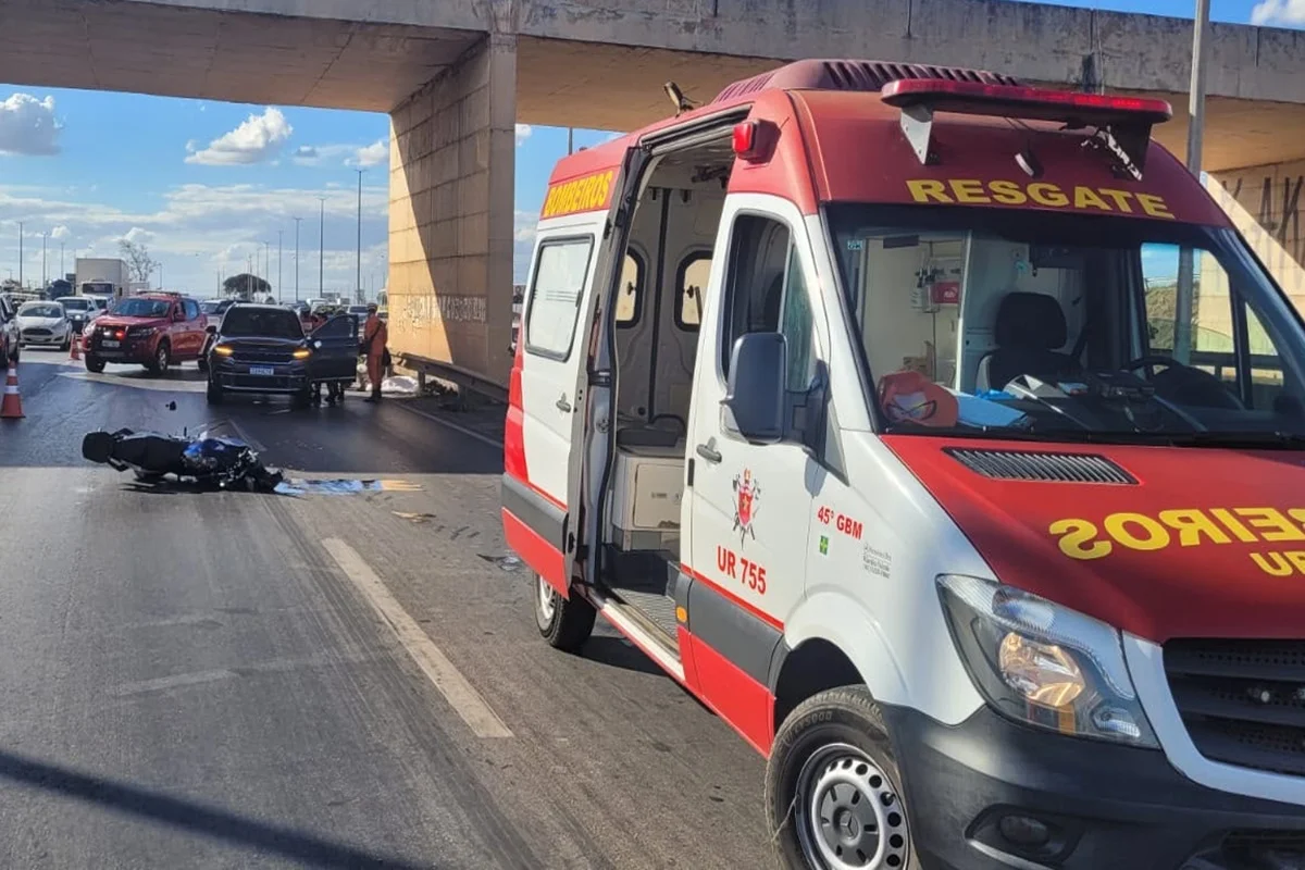 Motociclista morreu antes da chegada do socorro após colisão com um carro na BR-040, no acesso a Santa Maria Motociclista morreu antes da chegada do socorro após colisão com um carro na BR-040, no acesso a Santa Maria