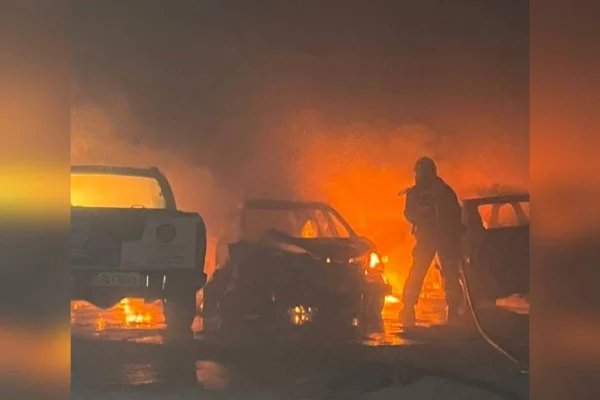 incêndio destrói carros em galpão de oficina mecânica em goiás