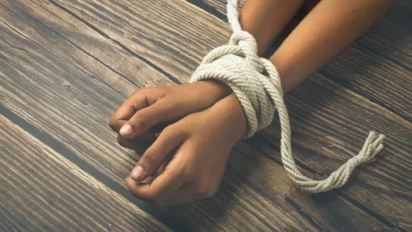 imagem colorida mãos criança amarradas