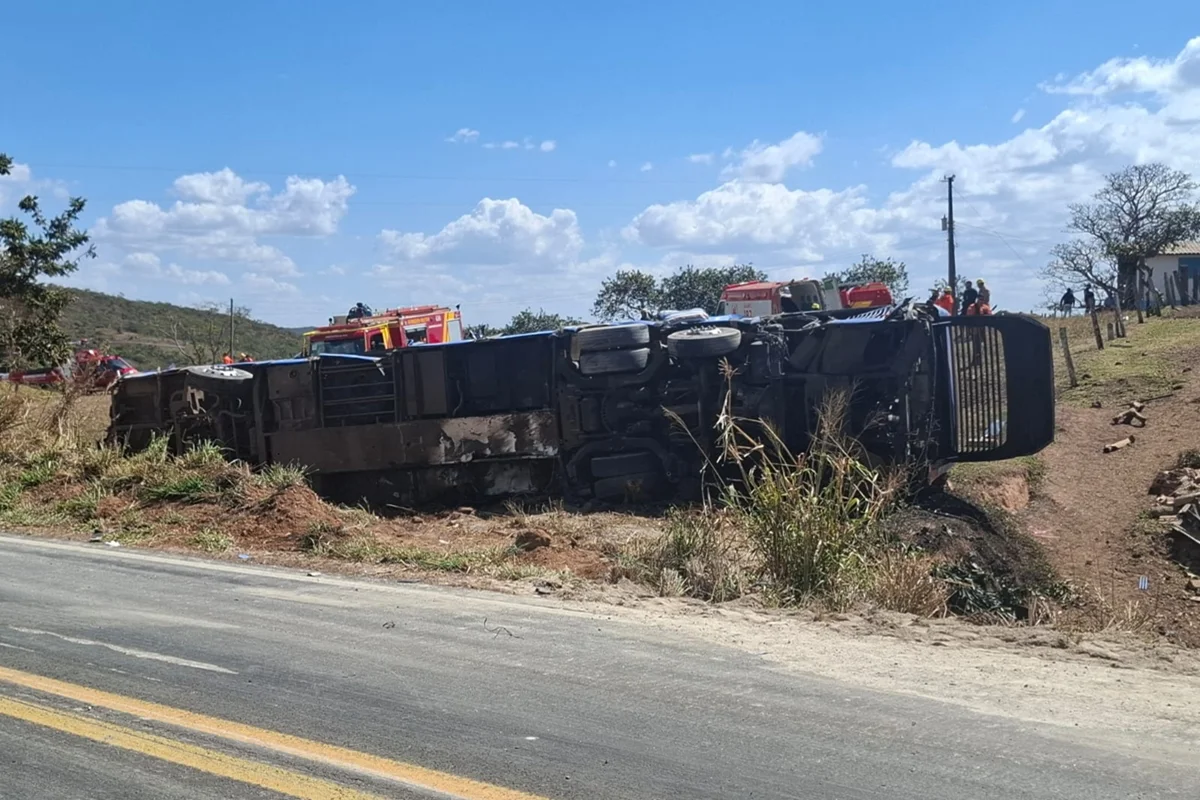 Acidente grave na GO-010 envolve carreta, carro e ônibus, com vítimas