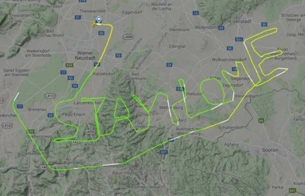 Piloto desenha "stay home" (fiquem em casa) no céu em meio ao coronavírus