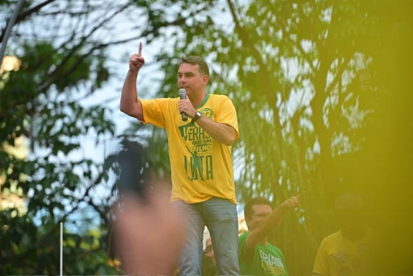 Imagem colorida mostra Flávio Bolsonaro durante carreata em Goiânia - Metrópoles